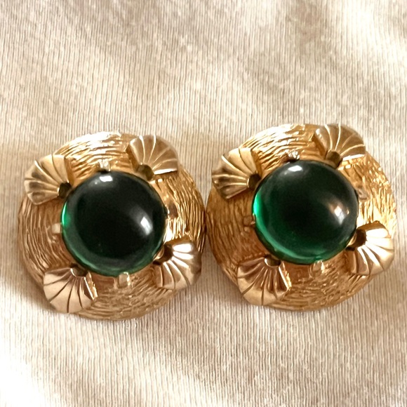 Vintage Trifari Emerald Cabochon Shell Textured Clip-On Earrings - Picture 9 of 10